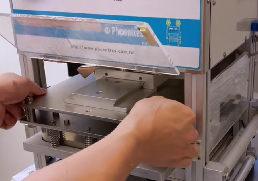 交換可能な金型を備えたPH-59トレイシーラー