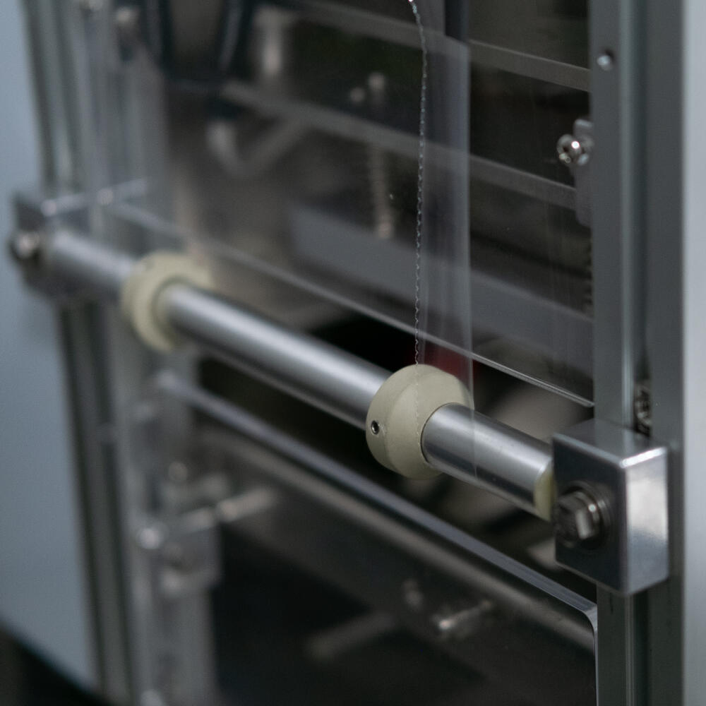 The expansion wheel stabilizes the film roll to effectively prevent pattern misalignment.